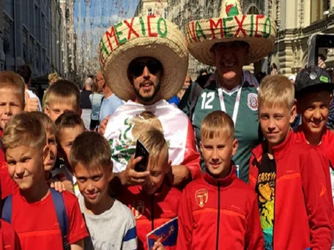 Du khách Mexico thở dài vì được yêu mến quá mức ở World Cup